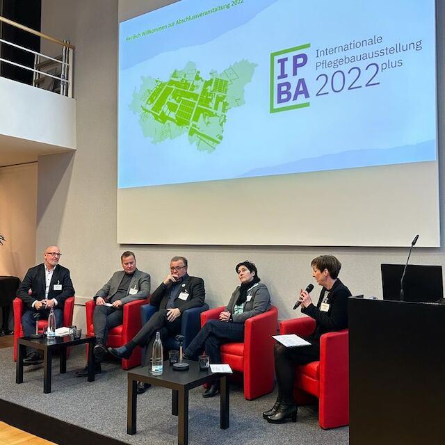 Podiumsdiskussion auf dem Fachtag „Gelingensfaktoren und Best-Practice für die alter(n)sgerechte Stadtentwicklung“ mit (von links): Jörg Süshardt (Leiter Sozialamt Dortmund), Peter Köddermann (Baukultur NRW), Ulrich Christofczik (Ruhrgebietskonferenz Pflege) Barbara Steffens (Techniker Krankenkasse), Melanie Wielens (Moderatorin) im Wissenschaftspark Gelsenkirchen.