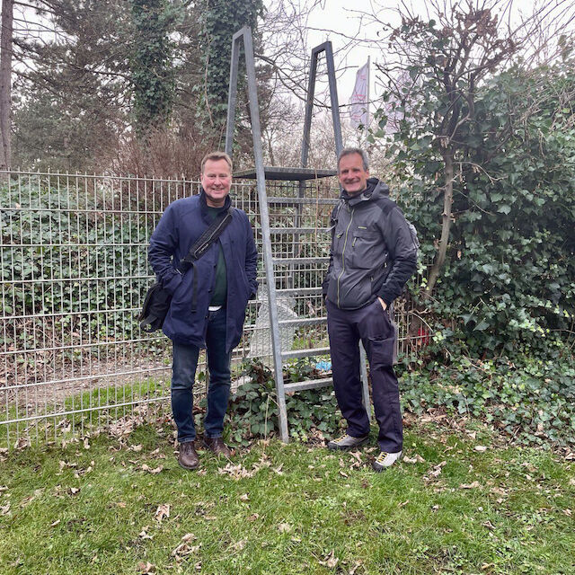 Spazierend die Welt wahrnehmen (von links): Peter Köddermann von Baukultur NRW und Boris Sieverts vom Büro für Städtereisen. Foto: Annika Stremmer