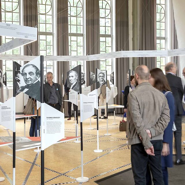 Mittendrin im Netzwerk: die Besucherinnen und Besucher der Ausstellungseröffnung von &quot;Visionäre und Alltagshelden&quot;.
