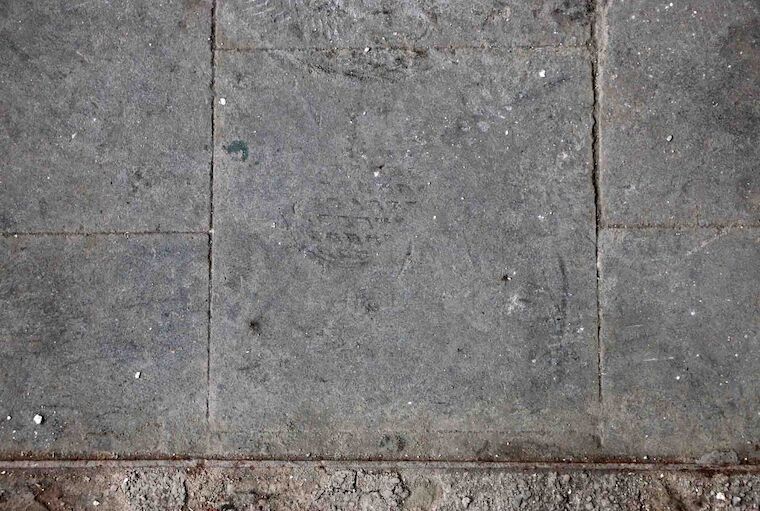 Die Struktur und Patina des Bodens soll in der photogrammetrischen Gesamtaufnahme später zu sehen sein. Foto: Timo Klippstein.